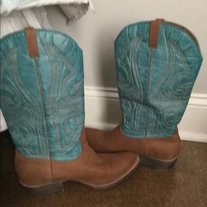 SUPER CUTE COUNTRY GIRL BOOTS! Worn a few times!